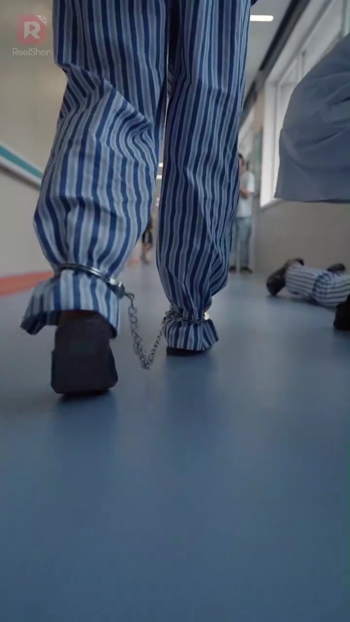 Her Whisper in the DarkFoto