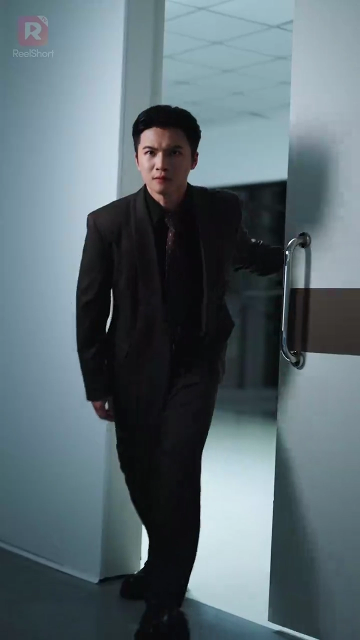 In Love with My Ex's UncleFoto