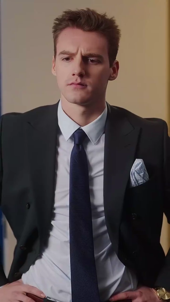 I Conned a Billionaire to be My HusbandPhoto