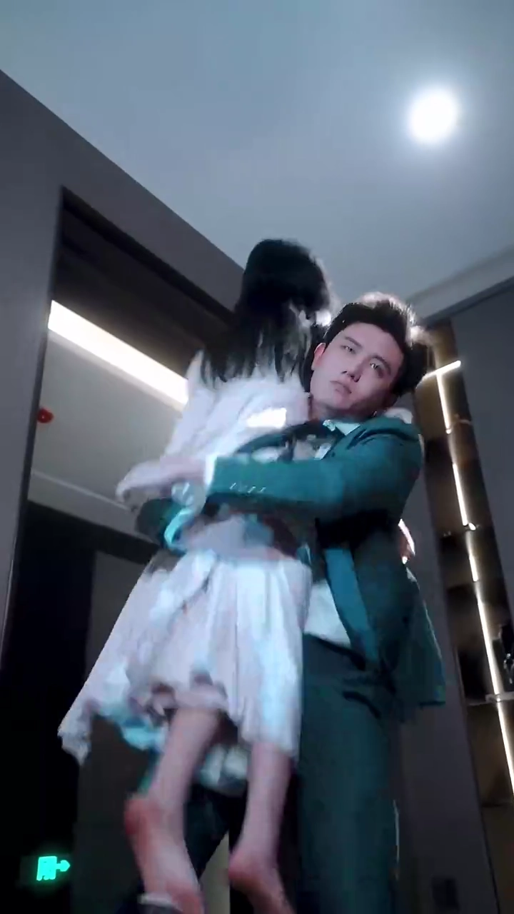 Cinta dalam Bayang-Bayang Bencifoto