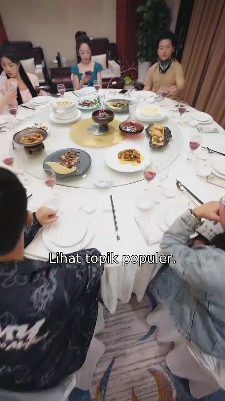 Hati-Hati, Wanitanya yang Cantik Datangfoto