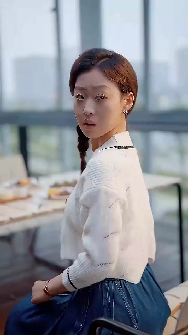 Di Bawah Topeng Istri yang Tak Diinginkanfoto