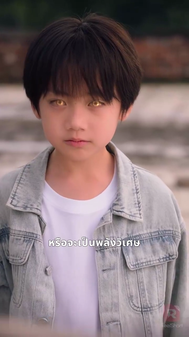 เด็กหนุ่มเนตรทองคำรูปภาพ