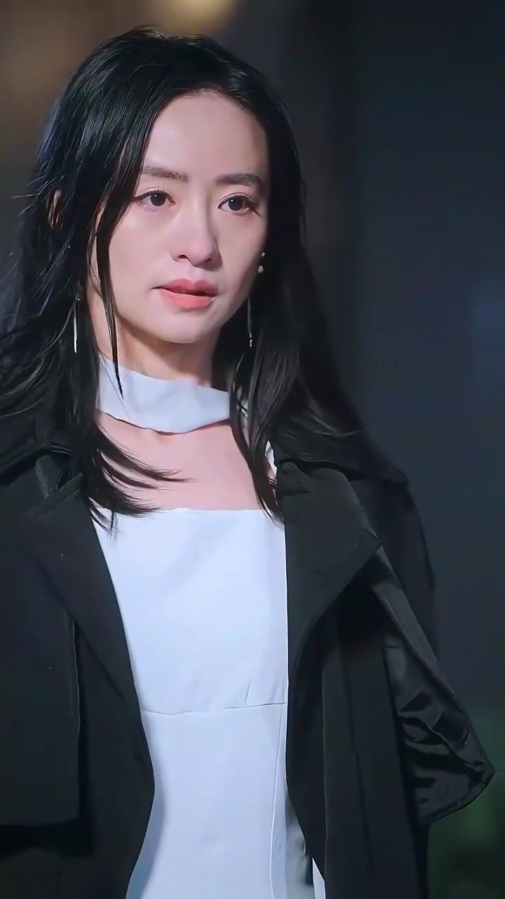 葬儀で微笑む女写真