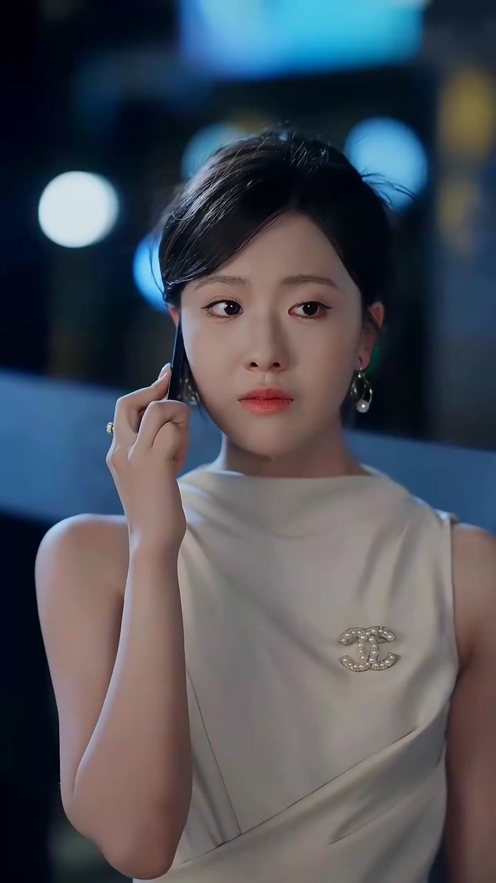 ดวงจันทร์ส่องสว่างในยามราตรีรูปภาพ