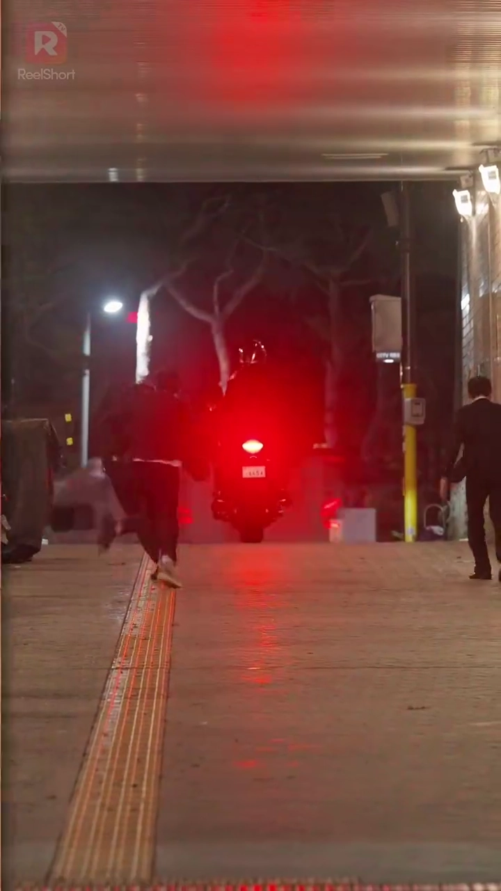 แฟนสัญญาของลูกชายมาเฟียรูปภาพ