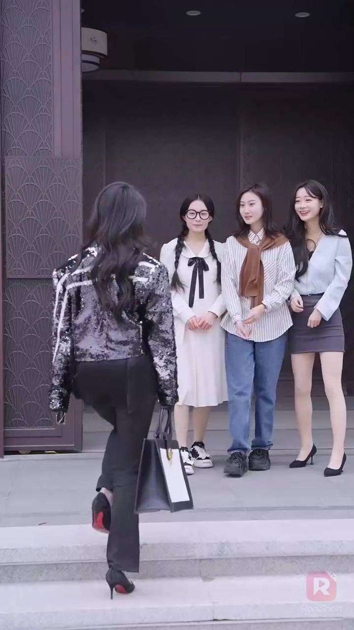 ภรรยาซุปตาร์ทำงานที่นี่เหรอรูปภาพ