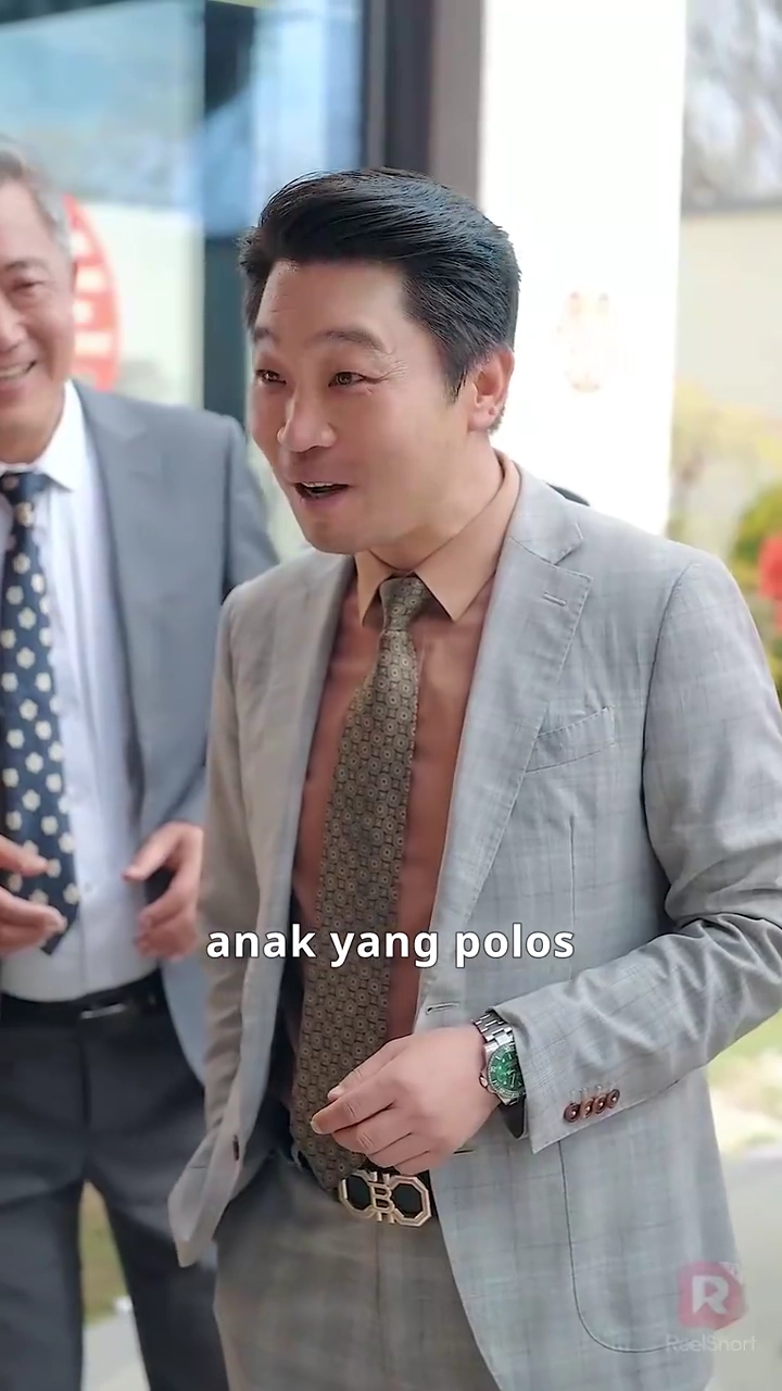 [Versi Dub] Istri Rahasia yang Selalu Pak Gio Lindungifoto