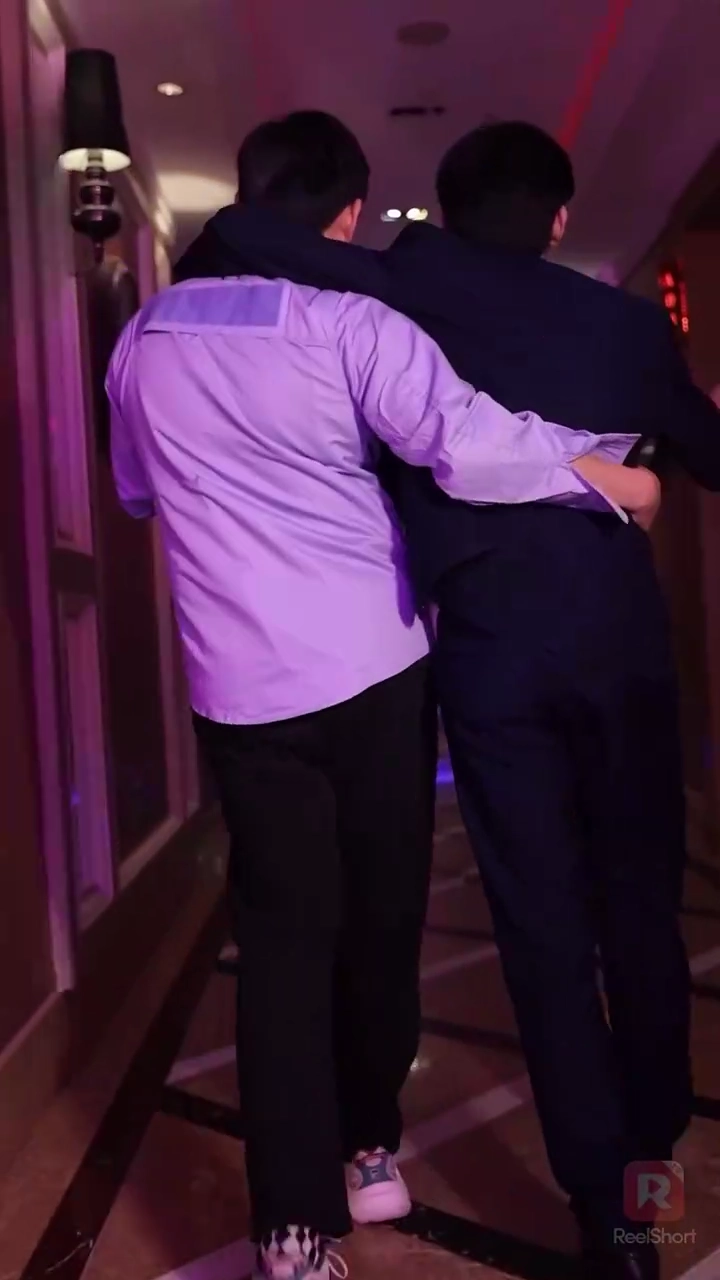 Pengawal yang Tangguh dan Istri CEO yang Cantikfoto