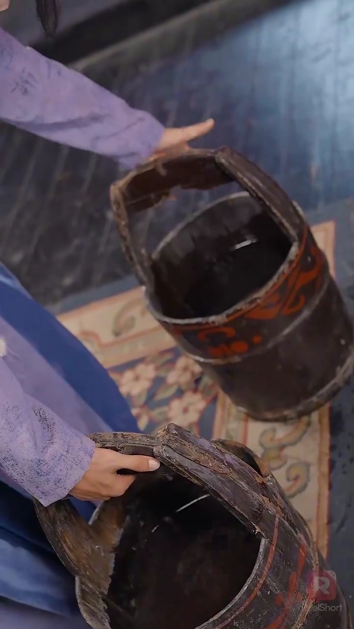 [Versi Dub] Aku Memberikan Istriku Senjata Berumbai Merahfoto