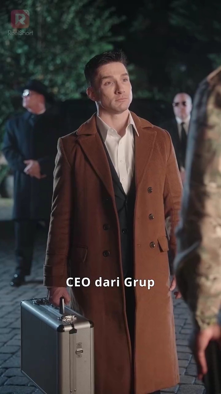 [Versi Dub] Uang, Senjata, dan Natal yang Tak Terlupakanfoto