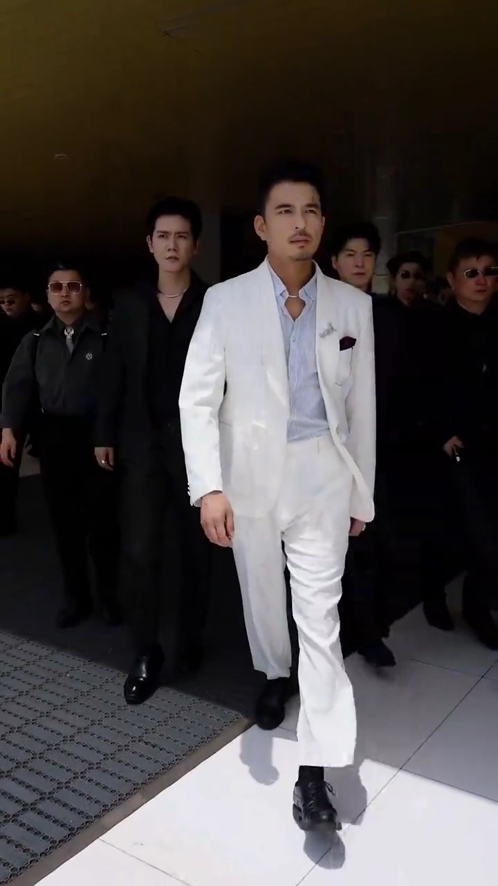 [Versi suara dubbing] Kelahiran Kembali: Bos Kembalifoto