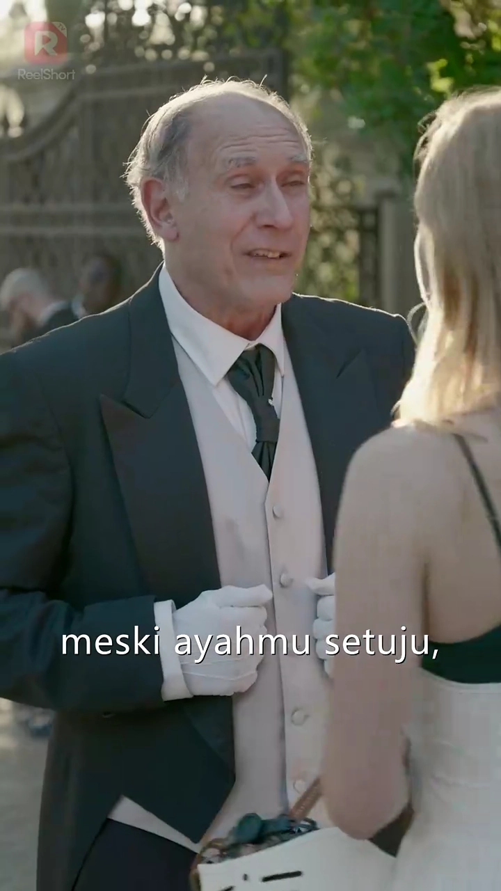 Duduklah, Aku Adalah Istrimufoto