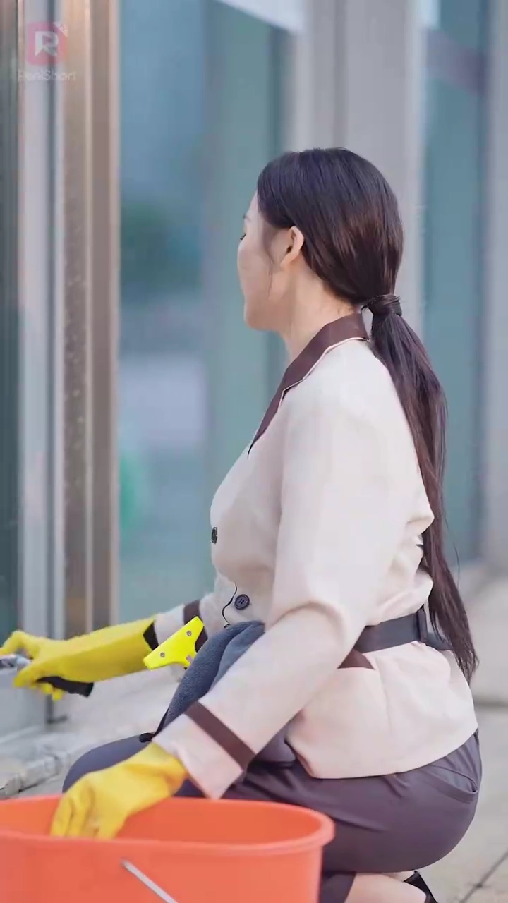 Bibi Petugas Kebersihan Adalah Miliarder?!foto