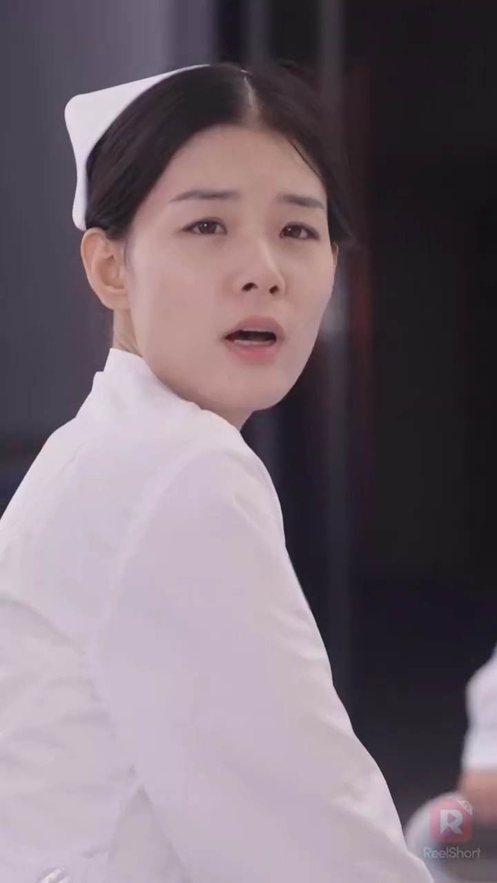 ถูกผูกพันกับมหานุค: ประสบการณ์ที่ไม่คาดคิดของเธอรูปภาพ