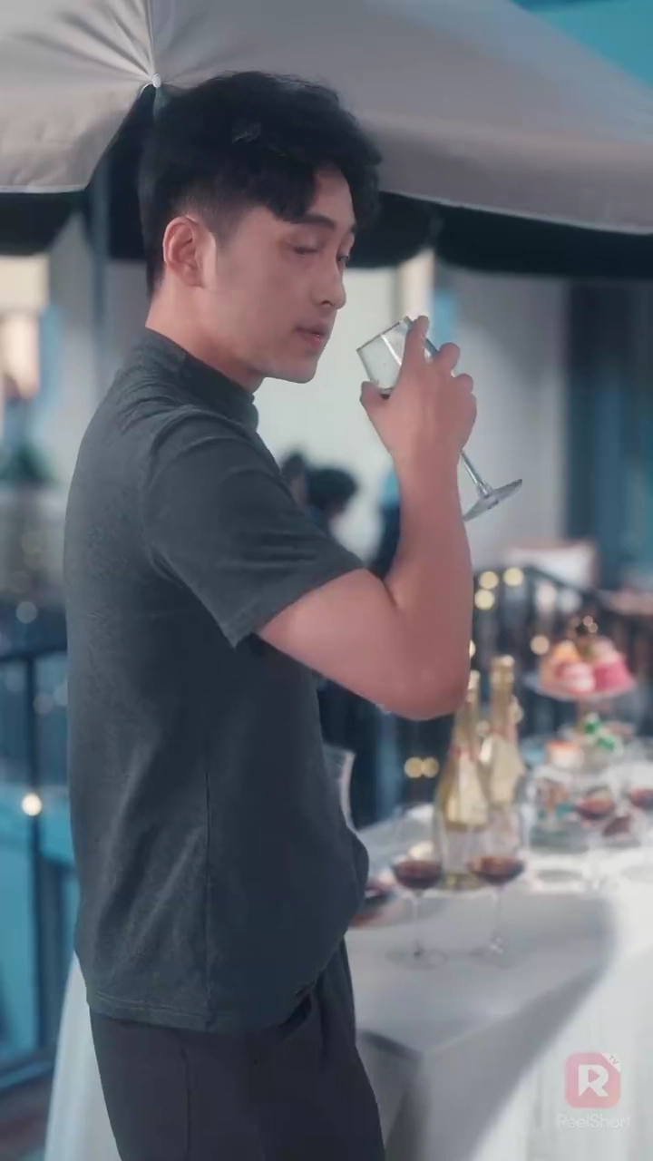 (พากย์) จมดิ่งในราตรีขาวรูปภาพ