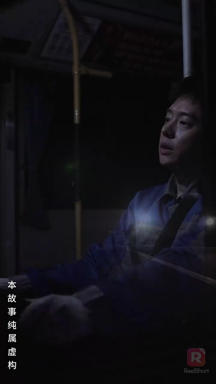 รถโดยสารเที่ยวสุดท้ายตอนเที่ยงคืนรูปภาพ