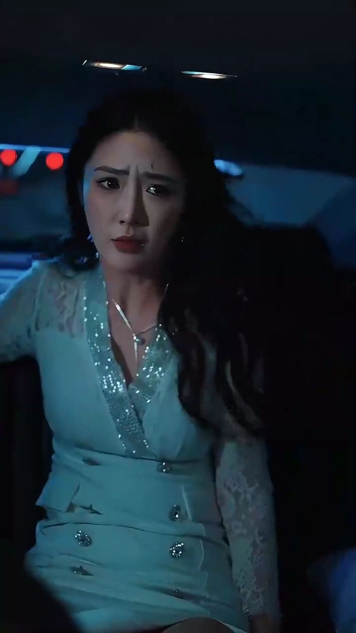 The Billionaire Driver's Hidden DaughterPhoto