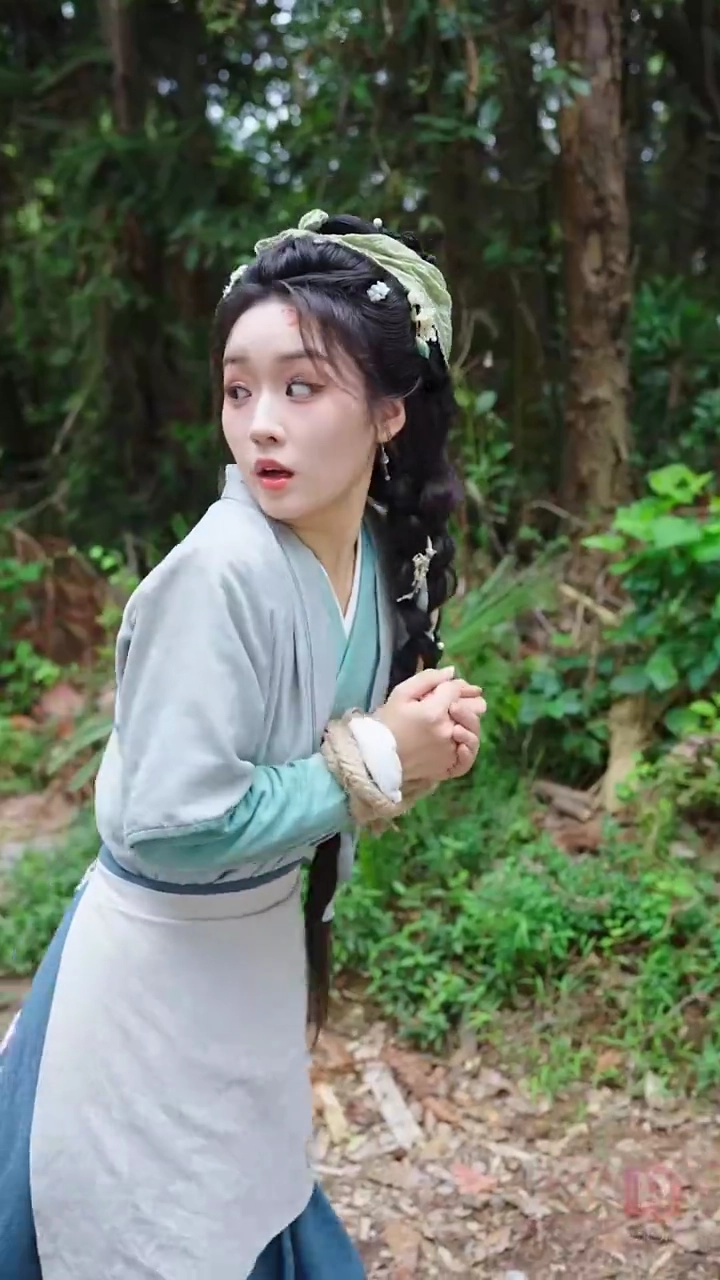 村で恐れられる鬼猟師と、彼に嫁いだ絶世の私写真