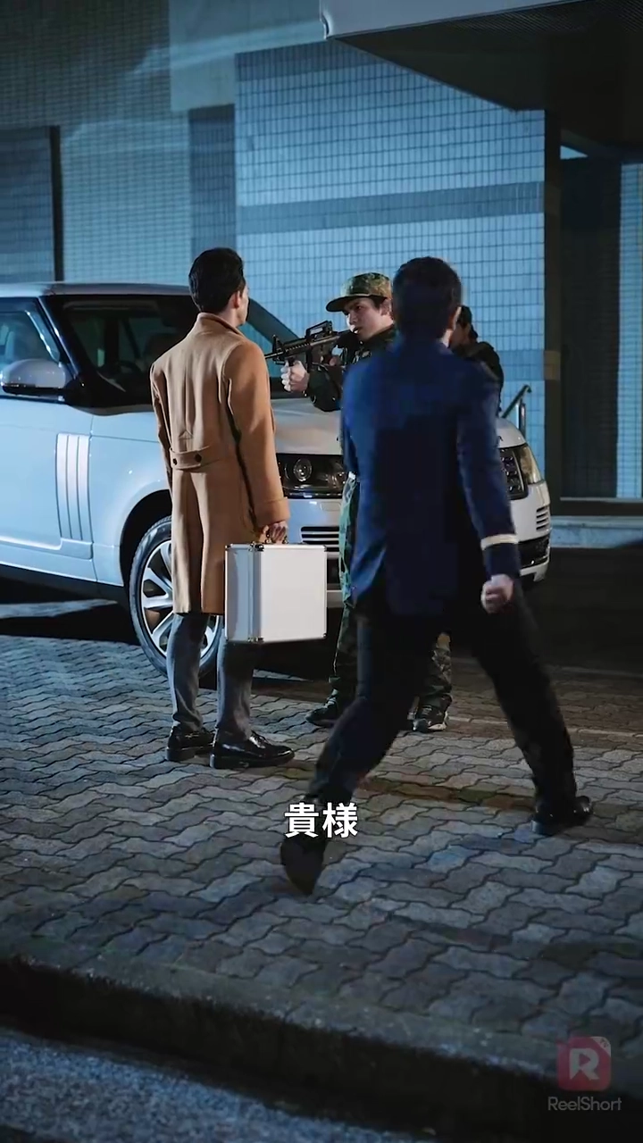 銃と金とクリスマス写真