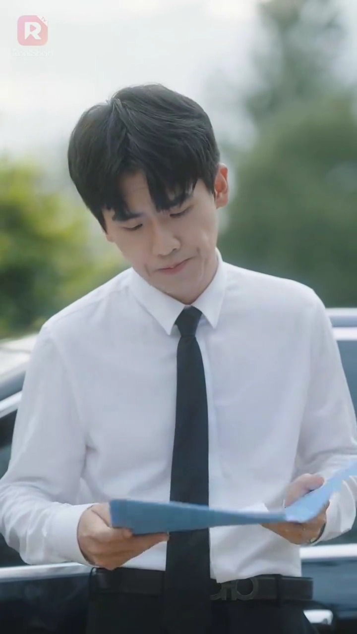 彼の隣にいる、地味だけど「最強」な妻の正体とは写真