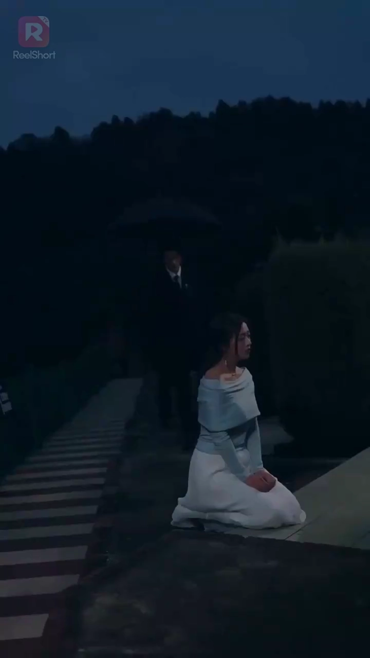 死んだふりをしている私に お許しをいただく夫写真