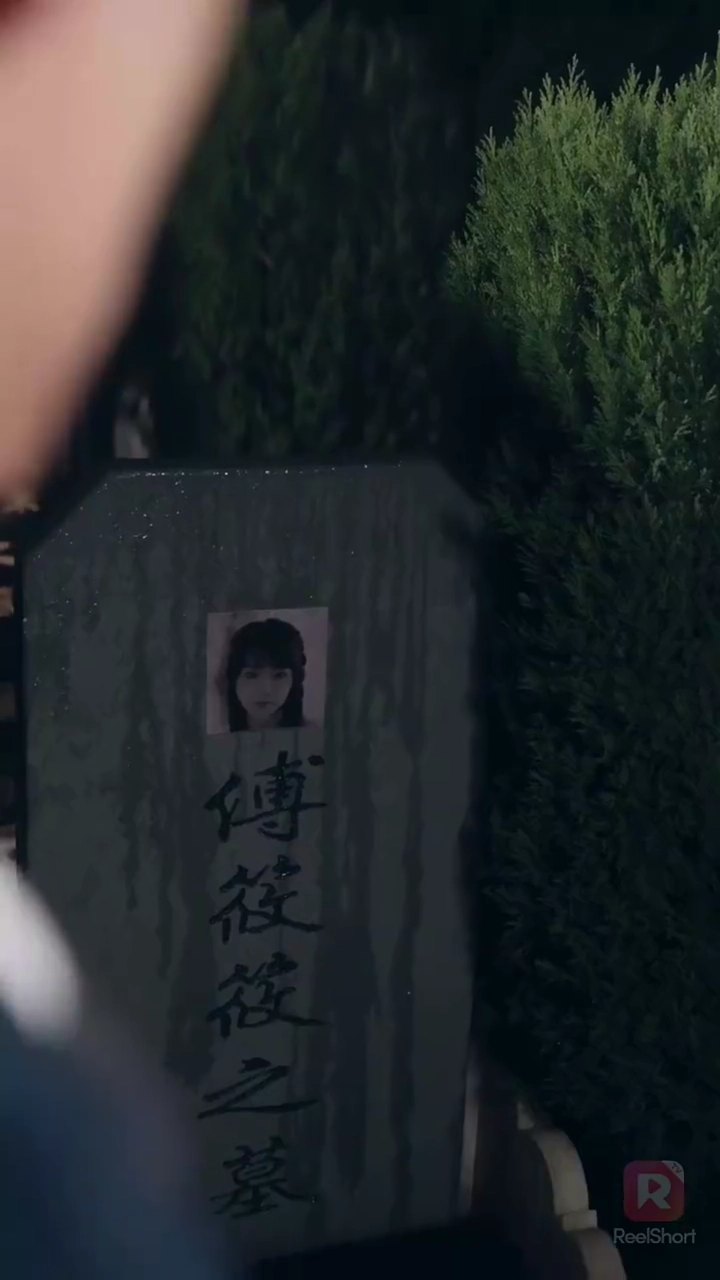 死んだふりをしている私に お許しをいただく夫写真