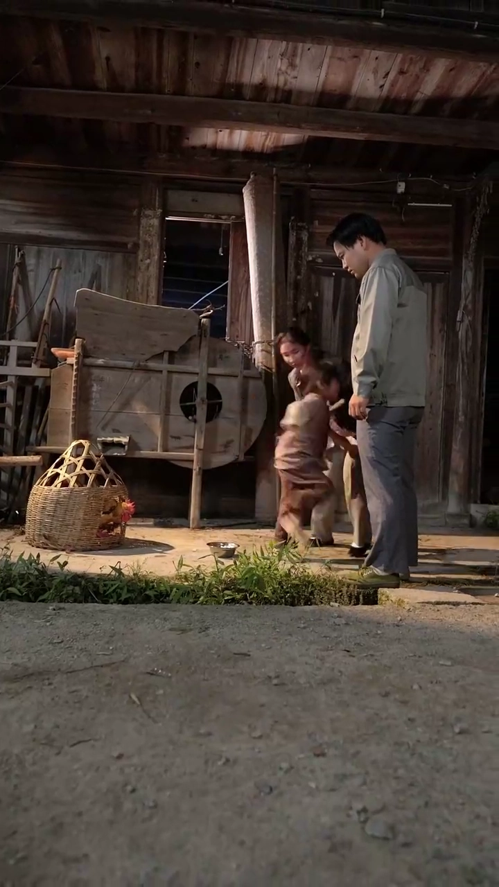 お父さん、私が家を破壊する者を追い出すよ写真