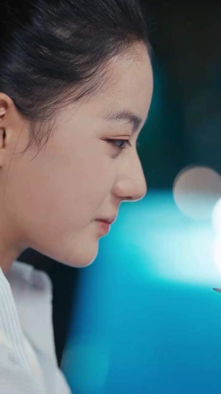 冷たい王のもとに、孤注一擲の娘写真