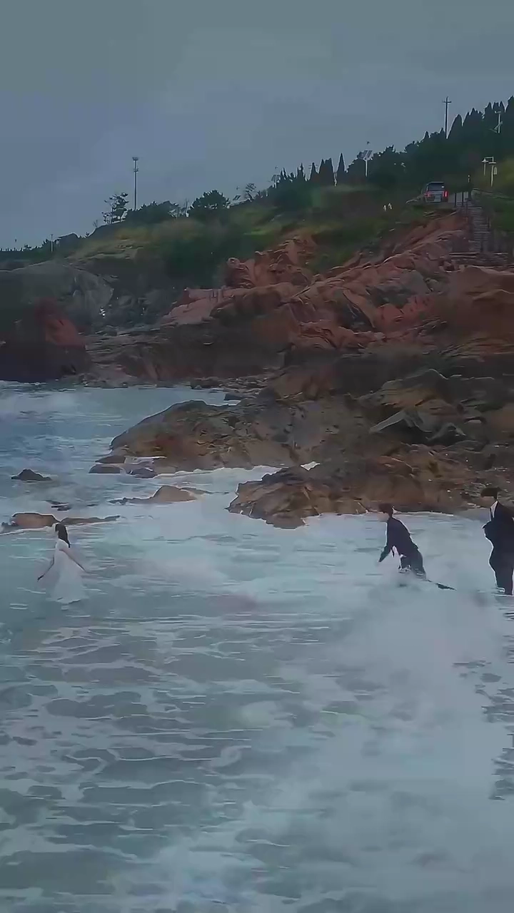 葬儀で微笑む女写真