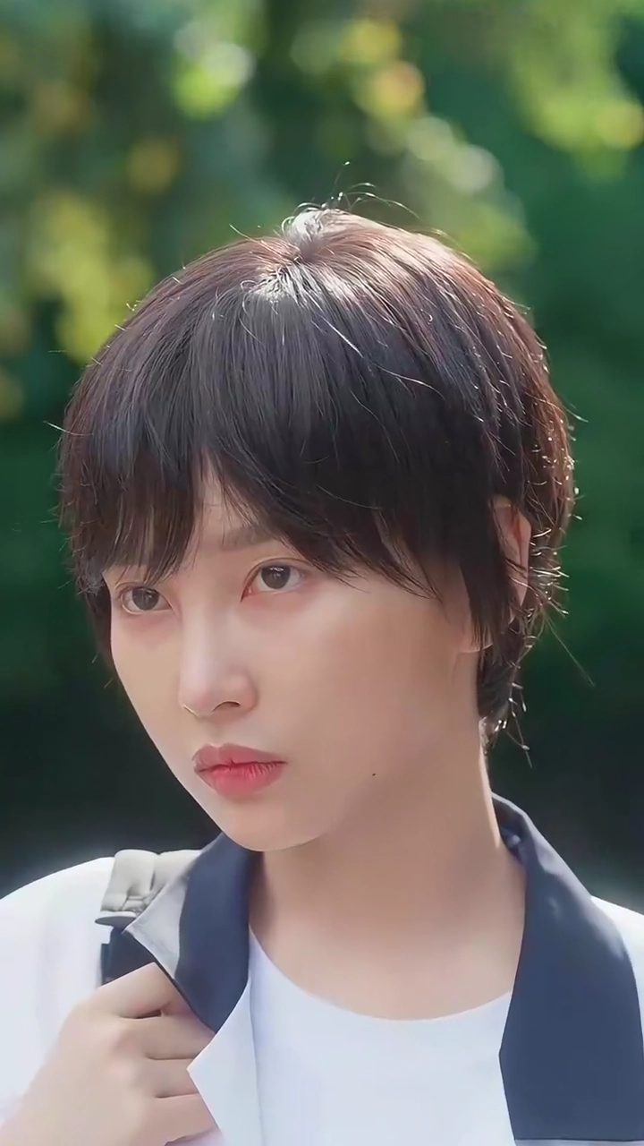 男装女子とイケメンたち写真