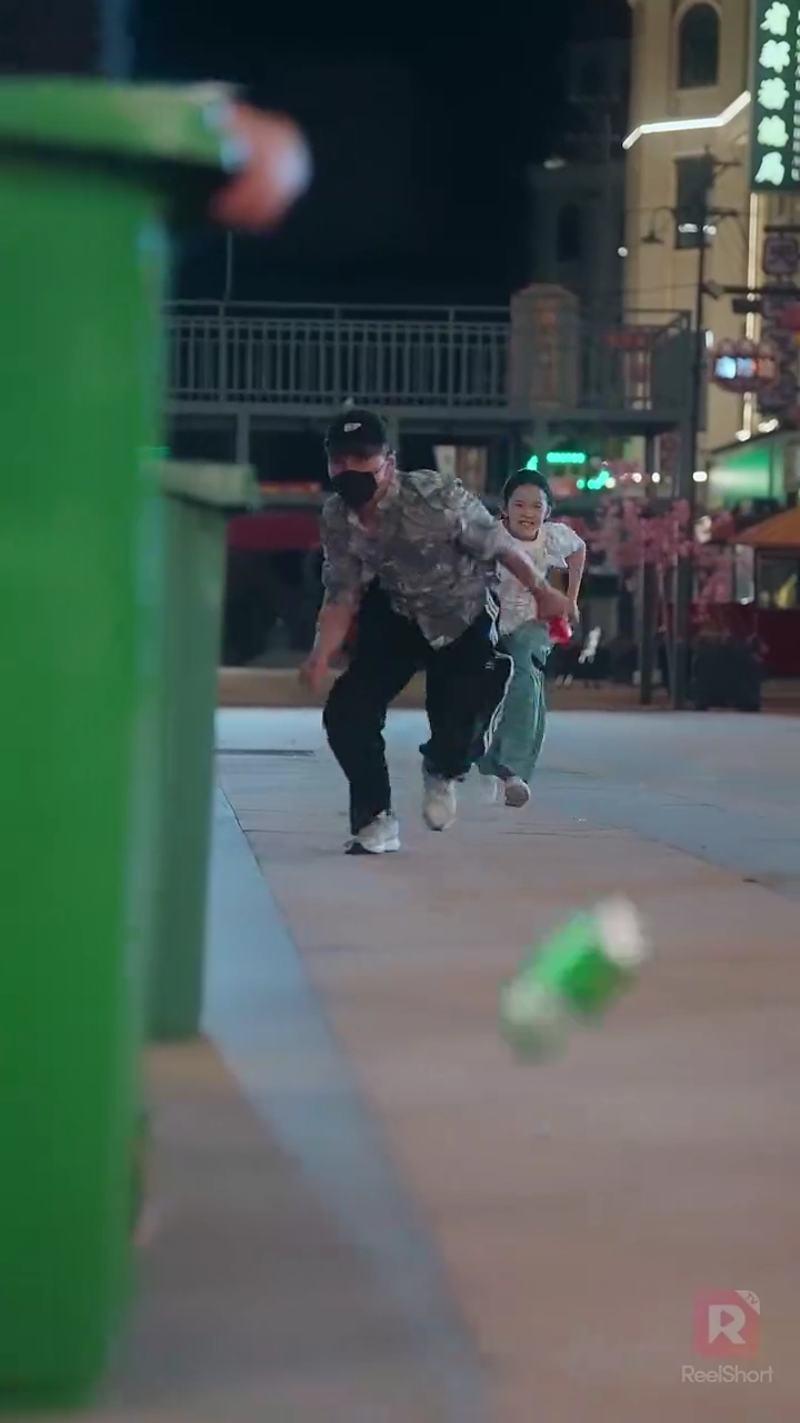 大富豪の妻は幼馴染ちゃん写真