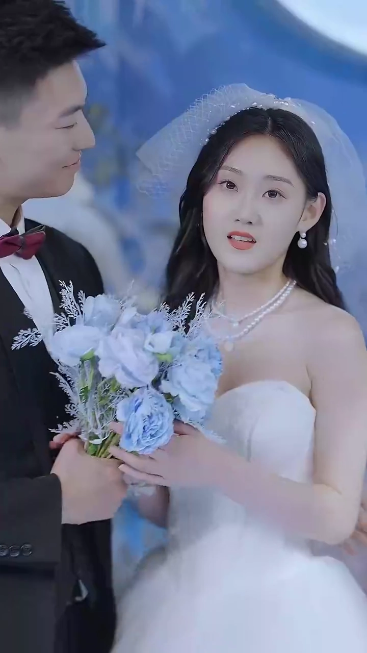 Flash Marriage to a Hidden CEOPhoto