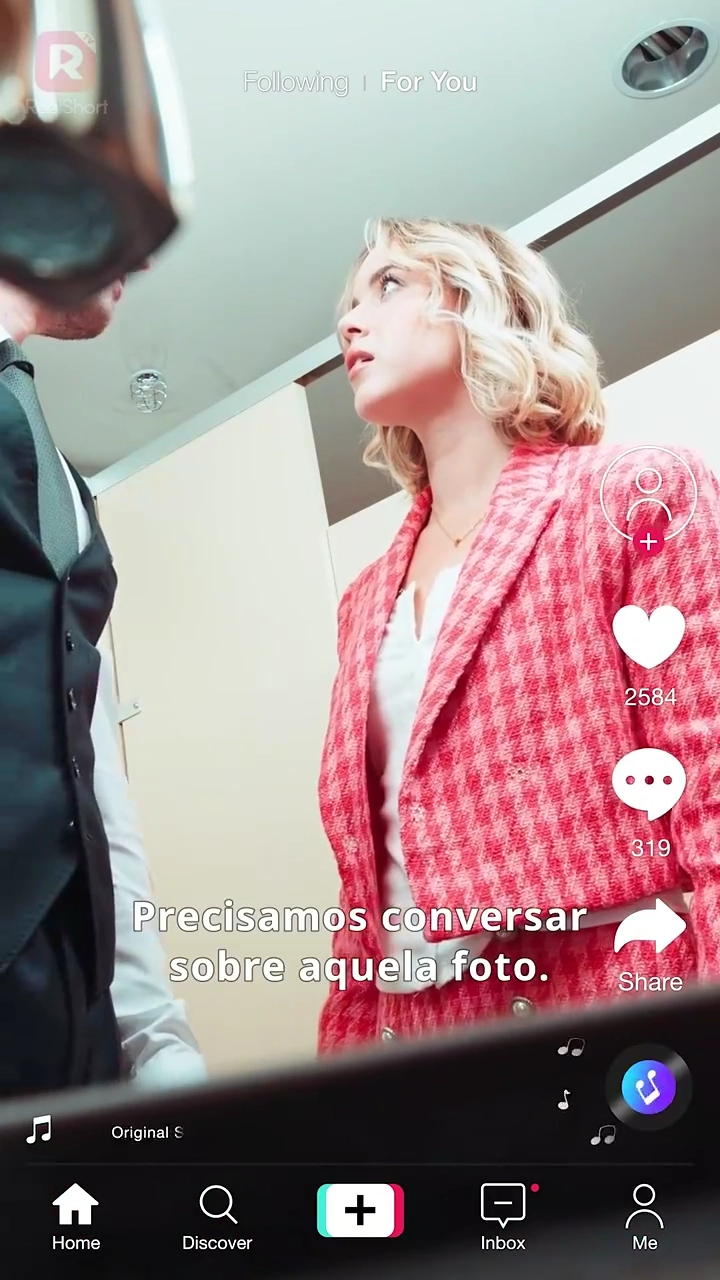 Socorro! Meu Chefe Gato Tem Fotos Minhas Nuas!Foto