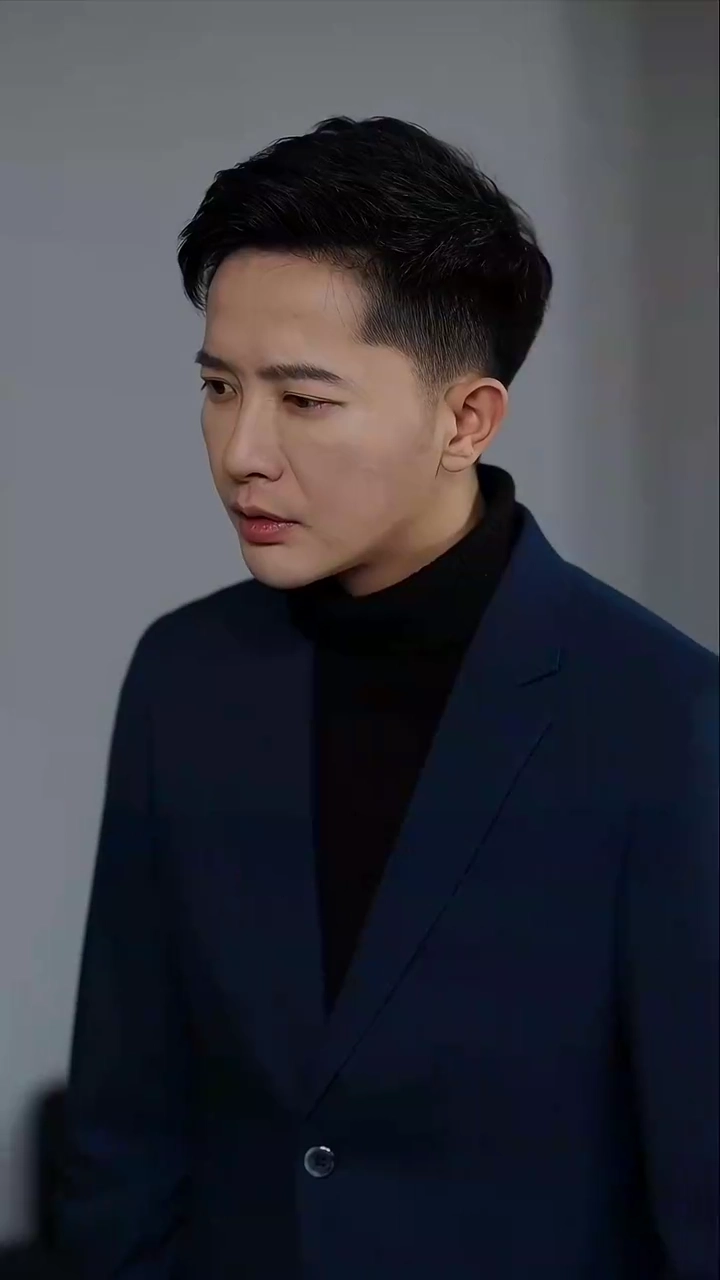 Опрокинутый стол гневафото