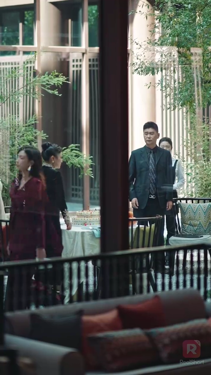 สายใยพี่น้องใต้เงาคำลวงรูปภาพ