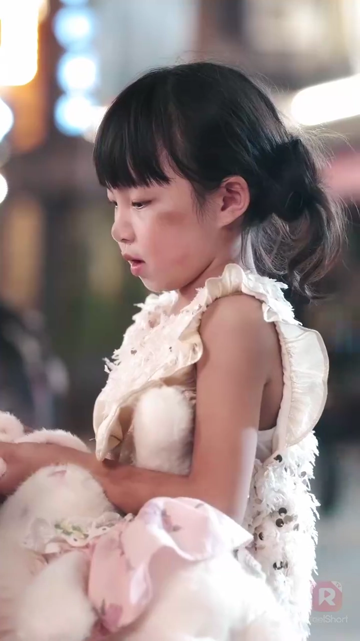 อย่าไปแหยมเด็กอุ้มตุ๊กตา เธอต่อสู้โหดมากรูปภาพ