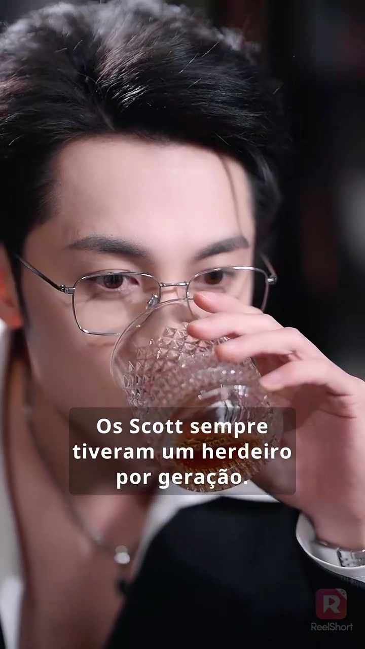 Acorrentada pelo DestinoFoto