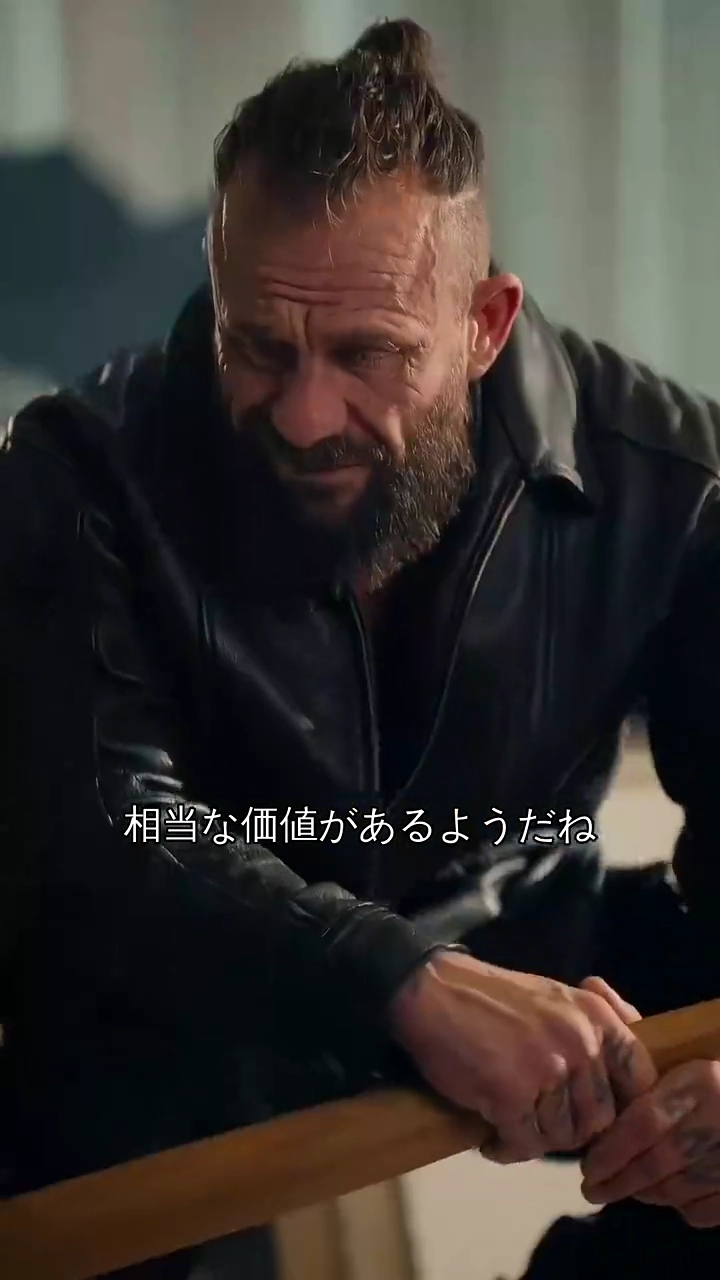 闇に咲くバラ写真