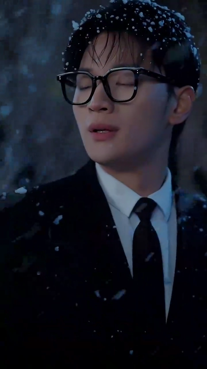 元カノが見上げるその先に写真