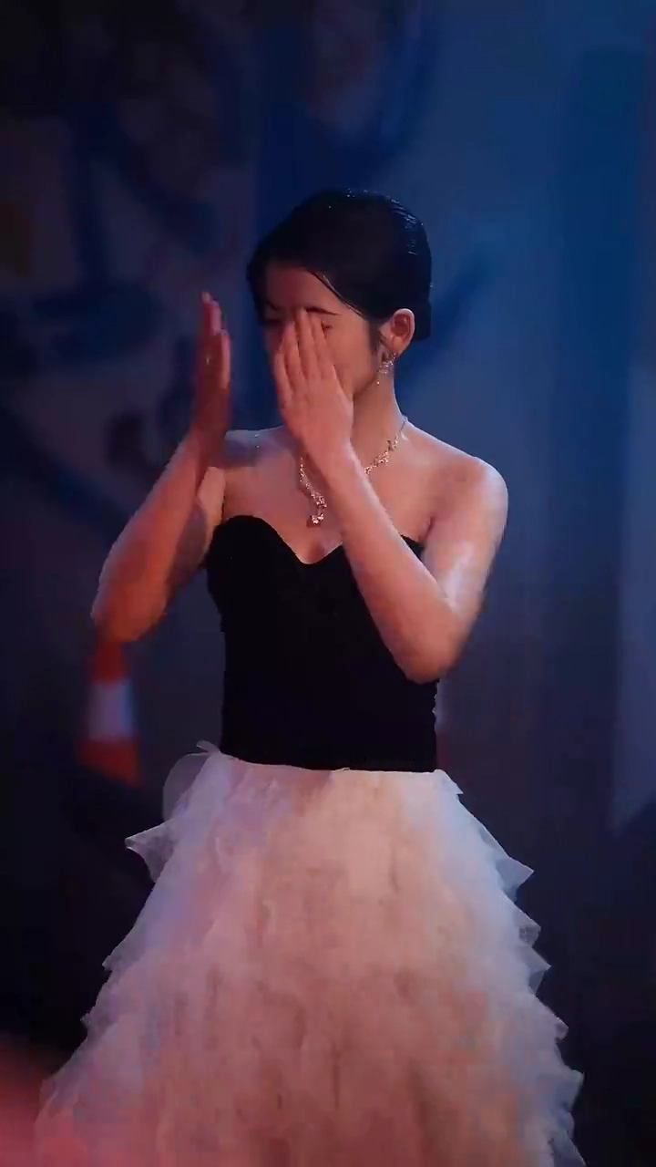 危険な唇にキスを落とす写真