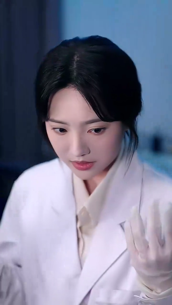 微笑みの裏に歪んだ彼女写真