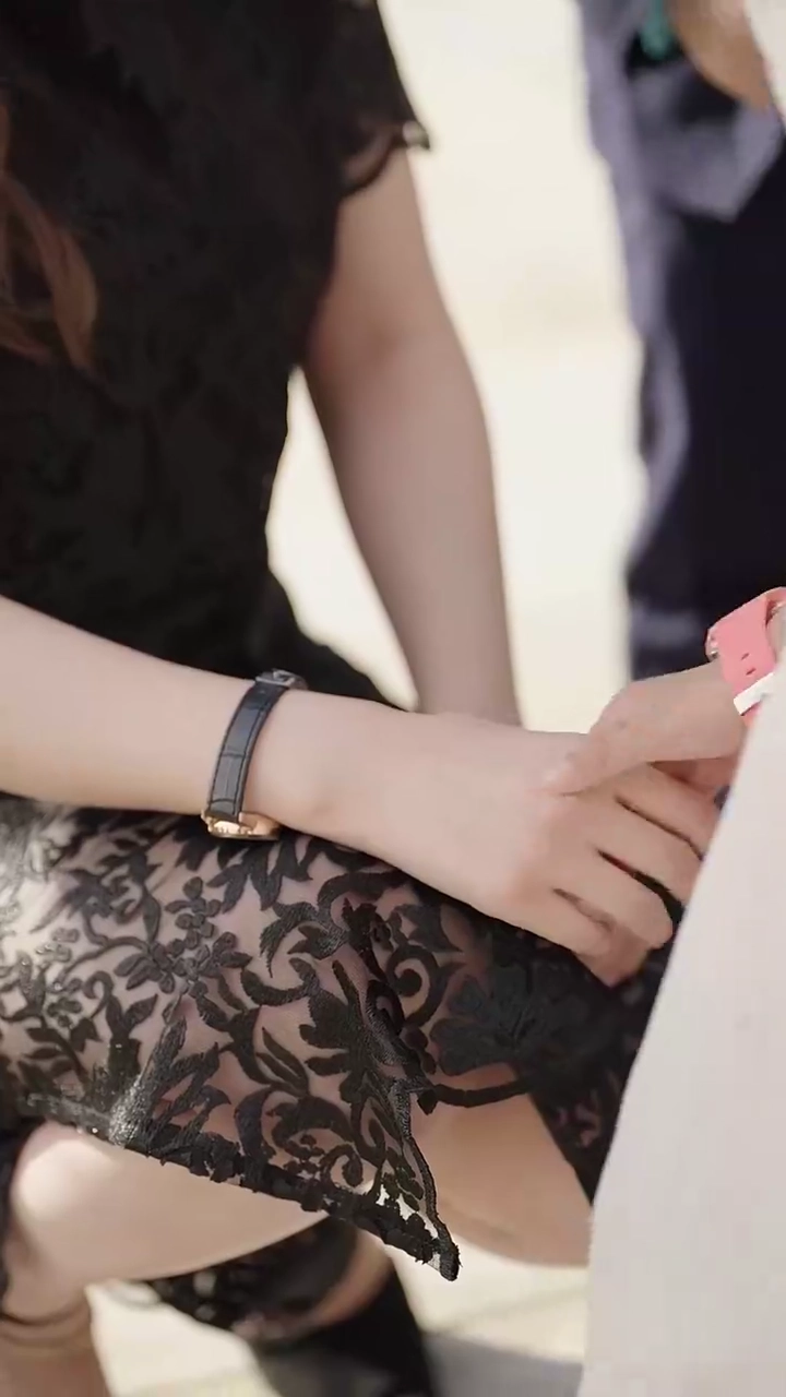 電撃婚相手は競合ライバルだっと写真