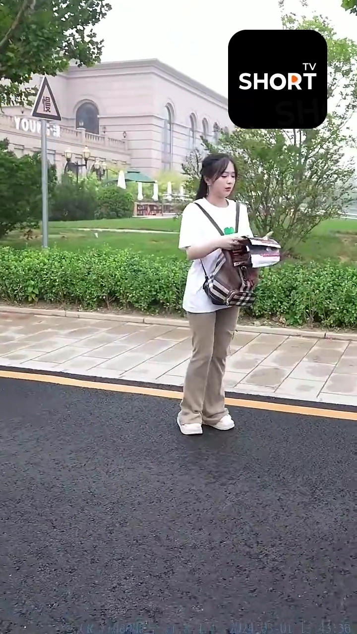 Setelah Menikah Kilat, menjadi Kesayangan Orang Kaya Tersembunyifoto