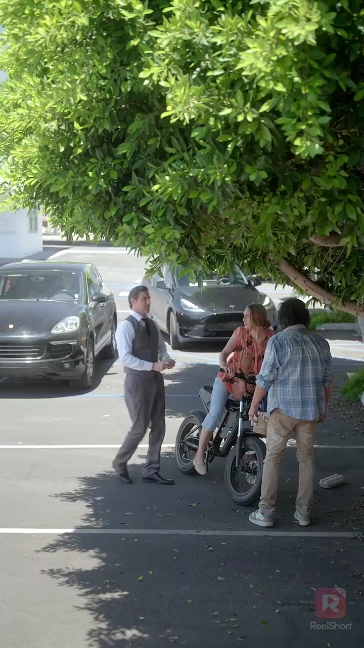 Kebangkitan Ratu: Balas Dendam di Karpet Merahfoto