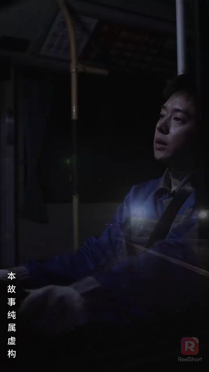 Bus Terakhir Pukul Dini Harifoto