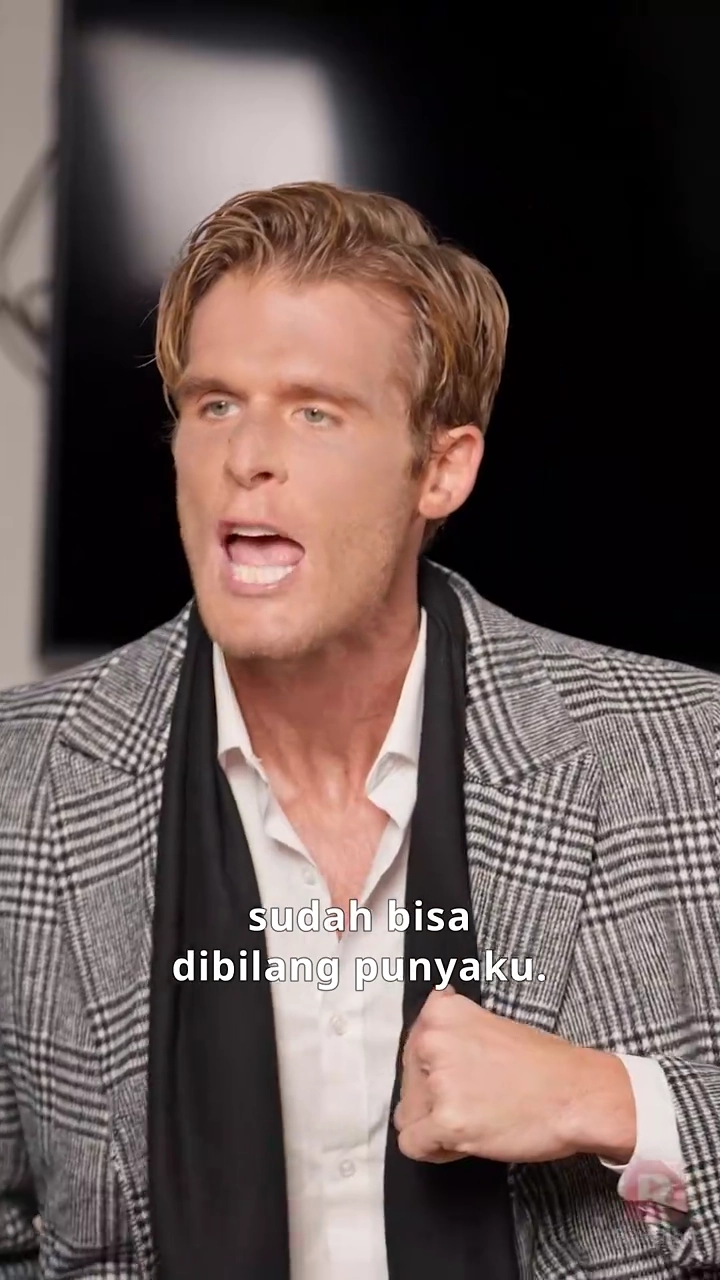 [Versi Dub] Minggir, Akulah Sang Raja Beritafoto