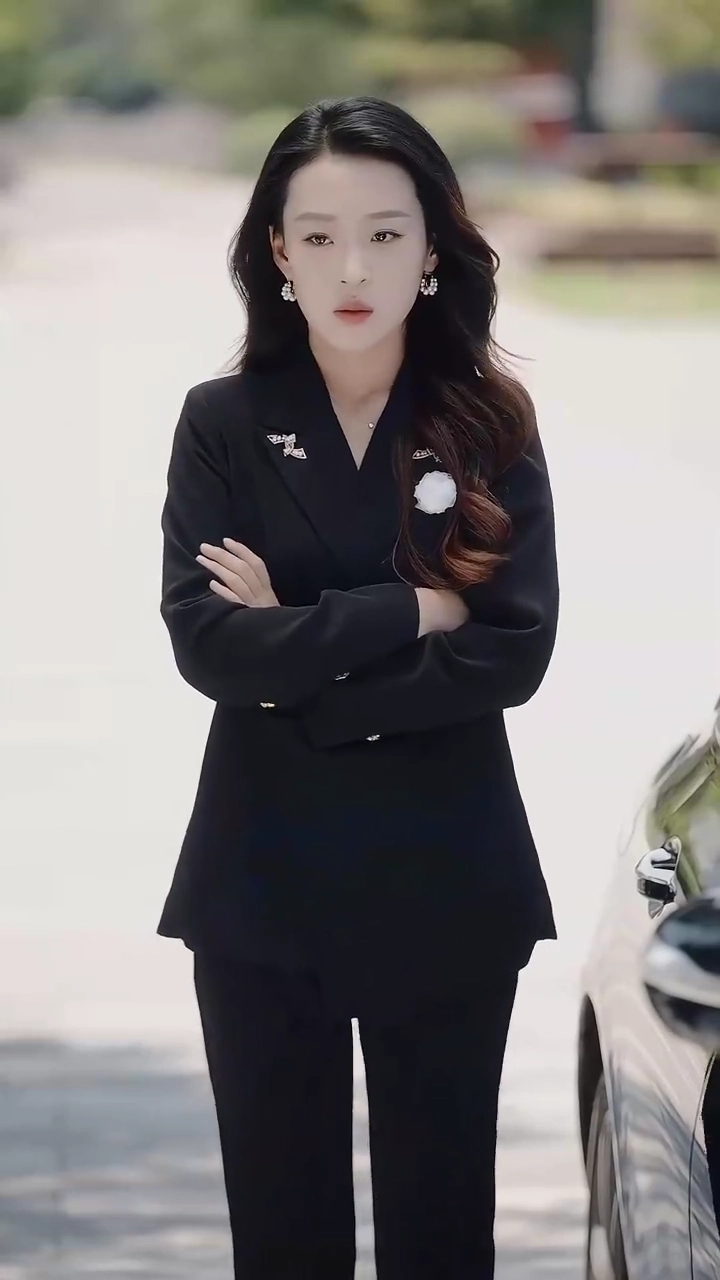 Mantan Istri Mawar Hitamfoto