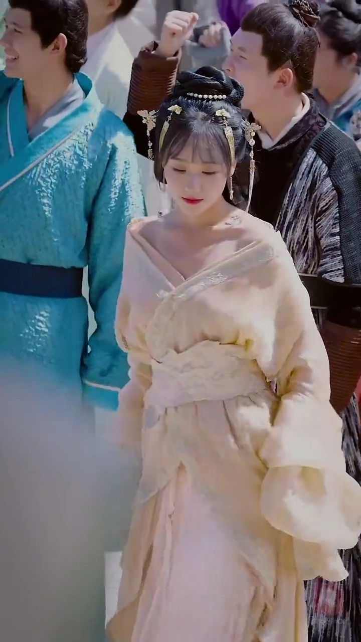 婚約書一枚で、皇帝にさせられた写真