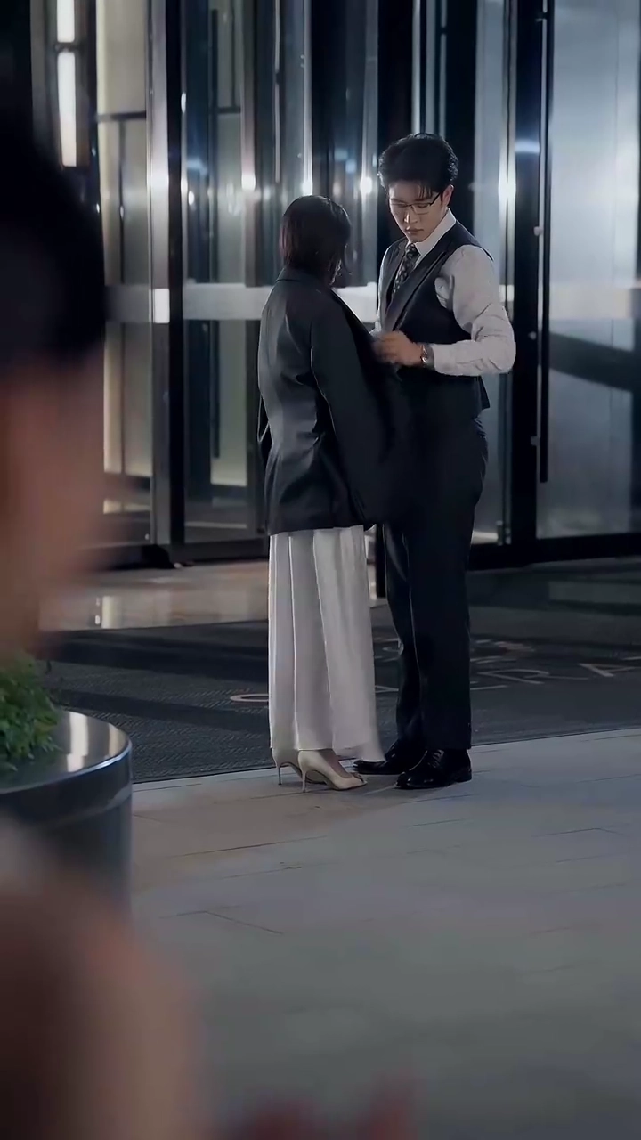 ดวงจันทร์ส่องสว่างในยามราตรีรูปภาพ